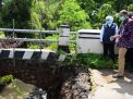 Gubernur Khofifah Tinjau Korban Banjir Bandang dan Jembatan Putus di Magetan