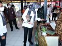 Wali Kota Batu, Dewanti Rumpoko melihat pameran batik saat acara Jagongan Ngaglik