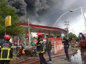 Gudang Tumpukan Palet Plastik di Surabaya Terbakar, Bronto Skylift Dikerahkan