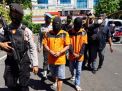 Dua orang yang terlibat keributan saat razia PPKM Darurat di Surabaya diamankan