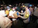 Bagikan Bansos ke Warga Surabaya, Kapolda Jatim Ajak Patuhi Aturan Pemerintah