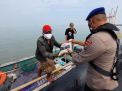 Polisi bagikan beras hingga masker ke Nelayan di Selat Madura (Foto istimewa) 