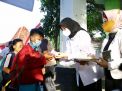 PTM Terbatas Dimulai, Bupati Ipuk Sambut Pelajar Banyuwangi di Gerbang Sekolah