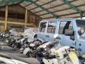 Sejumlah motor dan mobil mewah memenuhi tempat penyimpanan barang bukti di Rupbasan Surabaya.