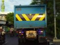 Oleng hingga Terjatuh, Pemotor Tewas Terlindas Truk Sampah di Surabaya