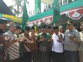 Ketua Tanfidziyah PWNU Jatim KH Marzuki Mustamar secara simbolik melepaskan truk bantuan.
