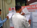 Petugas menyusun DCS di KPU Malang