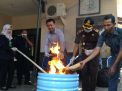 Petugas melakukan pembakaran barang bukti kasus pidana