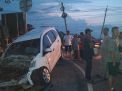 Kondisi mobil Honda Mobilio setelah tersambar kereta api di Beji, Pasuruan