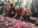Juru bicara kepresidenan, Johan Budi berdoa di makam ibunya di Mojokerto