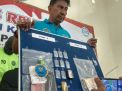 Kepala BNNK Blitar, AKBP Agustianto tunjukkan bb narkoba dan tersangka