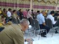 Peserta rapat dari OPD Kota Probolinggo bermain hape saat rapat paripurna di DPRD