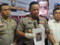 Kapolda Jatim Irjen Pol Luki tunjukkan foto tersangka pengedar sabu yang tewas