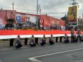 Pembentangan bendera oleh Polres Probolinggo