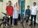 Bupati Probolinggo menyerahkan sepeda angin kepada dua pelajar
