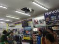 Pelaku menjebol plafon minimarket di Mojokerto