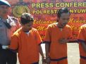 Pelaku perampokan dan penganiayaan (tengah) ditangkap bersama penadah