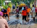 Warga dan Petugas Kerja Bakti Bersihkan Sisa Banjir di Probolinggo