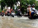 Banjir Kali Lamong di Gresik yang mengakibatkan kerusakan jalan