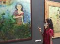 Xylone Margaretha melihat hasil karyanya yang dipamerkan di Galeri Icon Mall Gresik