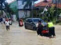 Banjir Kali Lamong, Polisi dan TNI Bantu Dorong Motor Warga yang Mogok