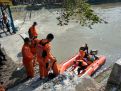 Petugas saat persiapan melakukan pencarian orang tenggelam di Sungai Prambon.