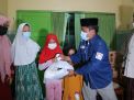 Jatimnow.com berbagi sembako kepada ayam yatim dan warga di Kecamatan Tegalsari, Surabaya.