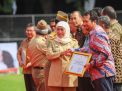 Gubernur Jawa Timur Khofifah Indar Parawansa memberikan penghargaan kepada Pelindo III pada Apel Pembukaan Bulan K3 Nasional 2020