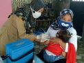 Salah satu petugas puskesmas di Banyuwangi mendatangi rumah warga untuk melakukan imunisasi balita