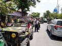 Mobil Jeep yang ditumpangi Nia Daniaty saat pawai artis di Padangan, Bojonegoro