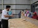 Calon Bupati Ponorogo Ipong Muchlissoni mengunjung pabrik plywood di Desa Plalangan, Kecamatan Jenangan