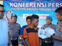 Kapolres Pelabuhan Tanjung Perak AKBP Antonius Agus Rahmanto menginterogasi Arianto, jambret sadis 'pembunuh' Sulasmi