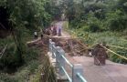Diawali Longsor, Jembatan Penghubung Antar Dusun di Magetan Ambrol