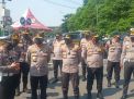 Kabaharkam Polri Komjen Pol Arief Sulisyanto saat meninjau penyekatan PPKM Darurat di pintu masuk Surabaya depan Cito Mall