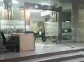 Kondisi kaca pintu utama Kantor Cabang Bank BCA Pandaan yang mendadak pecah