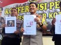 Kapolres Blitar Kota, AKBP Adewira Negara Siregar (dua dari kanan) menunjukkan barang bukti penghinaan terhadap Presiden Jokowi melalui medsos