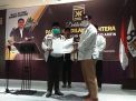 Ketua DPW PKS Jatim Irwan Setiawan menyerahkan SK Rekomendasi Calon Wali Kota Surabaya ke Irjen Pol (Purn) Machfud Arifin
