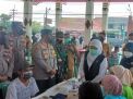 Gubernur Jawa Timur, Khofifah Indar Parawansa saat meninjau gerai vaksinasi di kantor Kecamatan Ngoro, Kabupaten Mojokerto