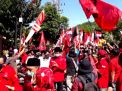 Konvoian massa pendukung saat mengantar jago PDIP mendaftar ke KPU Surabaya (Foto-foto: jatimnow.com)