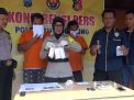 Kapolsek Ngunut, Kompol Siti Nurinsana Natsir menunjukkan barang bukti dan kedua pengedar yang ditangkap