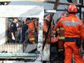 Petugas mengevakuasi jasad korban kebakaran di Kenjeran, Surabaya
