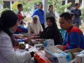 Korban banjir di Madiuan diperiksa kesehatannya oleh tim medis di Posko Pengungsian
