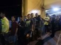 Para penumpang KM Santika Nusantara yang selamat turun dari KM Dharma Fery 7 di Pelabuhan Tanjung Perak Surabaya