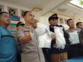 Kapolrestabes Surabaya Kombes Pol Sandi Nugroho dan Kasatresnarkoba AKBP Memo Ardian membeberkan barang bukti narkoba miik kurir yang ditembak mati 