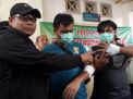 Kasatresnarkoba Polrestabes Surabaya AKBP Memo Ardian (kiri) menunjukkan luka dua anggotanya akibat dibacok kurir narkoba yang ditembak mati