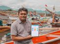 Kepala Balai Riset dan Observasi Laut, Dr. Teja Arief Wibawa menunjukkan fitur-fitur baru di aplikasi Laut Nusantara
