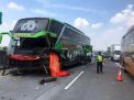 Bus Restu yang menabrak truk tronton di Jalan Surabaya-Mojokerto