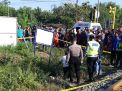 Proses evakuasi jenazah suami istri yang tewas tertabrak kereta api barang di Magetan