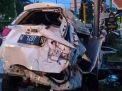 Mobil Honda Mobilio hancur setelah ditabrak kereta api di Beji, Pasuruan
