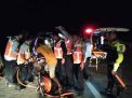 Petugas mengevakuasi para penumpang mobil Suzuki Carry yang ditabrak Toyota Vios di Tol Mojokerto-Jombang